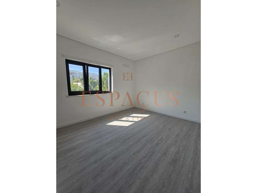 Excelente Moradia Bifamiliar / Oportunidade Única de Investimento-23