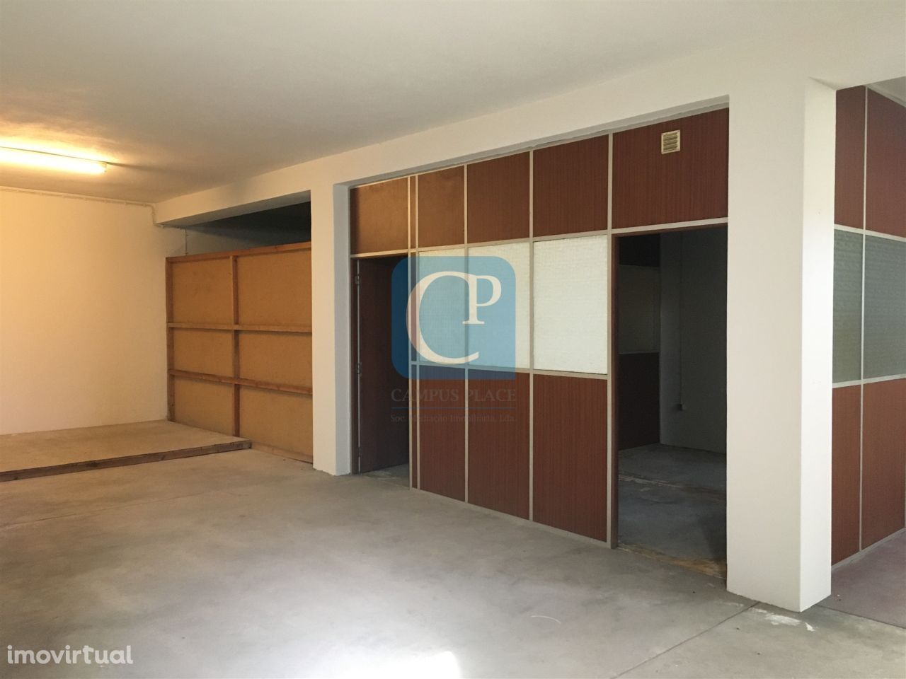 Estabelecimento com escritórios, armazém e aparcamento, à Areosa