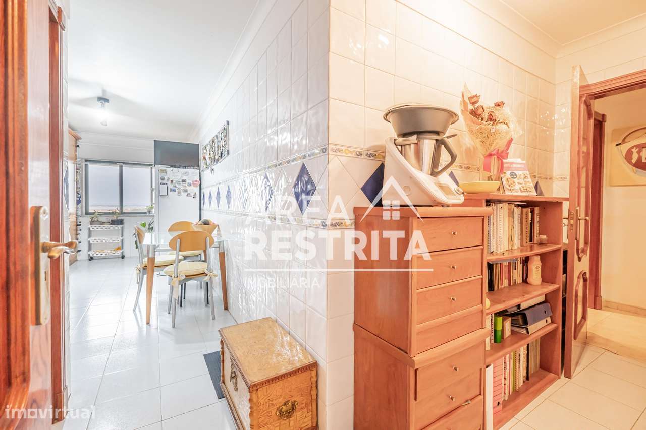 Apartamento T3 com parqueamento e elevador nos Fidalguinhos, Barreiro-12