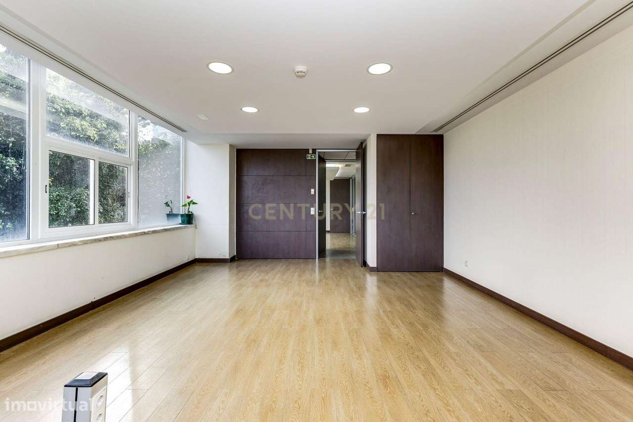 Espaço Comercial no Areeiro – Rua Sarmento de Beires - Grande imagem: 4/46