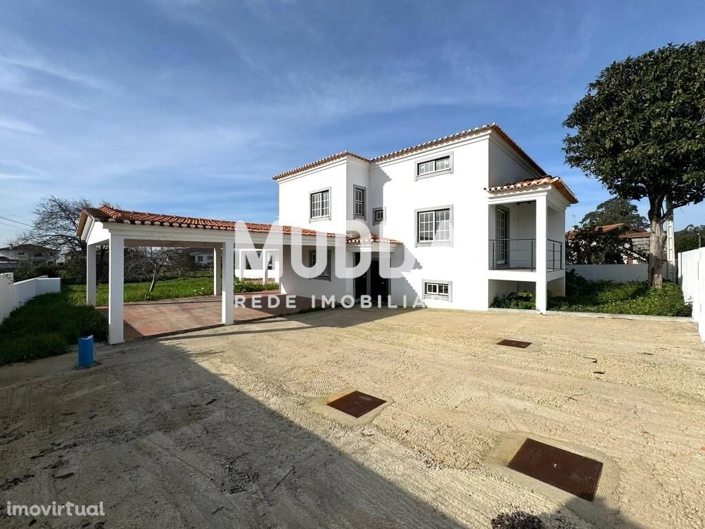 Descubra a Casa dos Seus Sonhos em Loureiro - Moradia T3+1 com Ampla Á