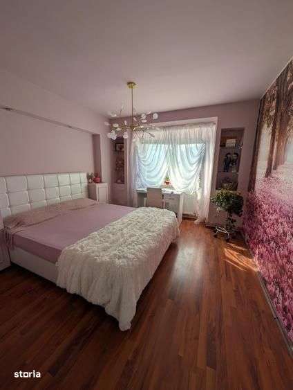 Vanzare apartament cu 4 camere 90 mp, 1989, centrala, parcare, view