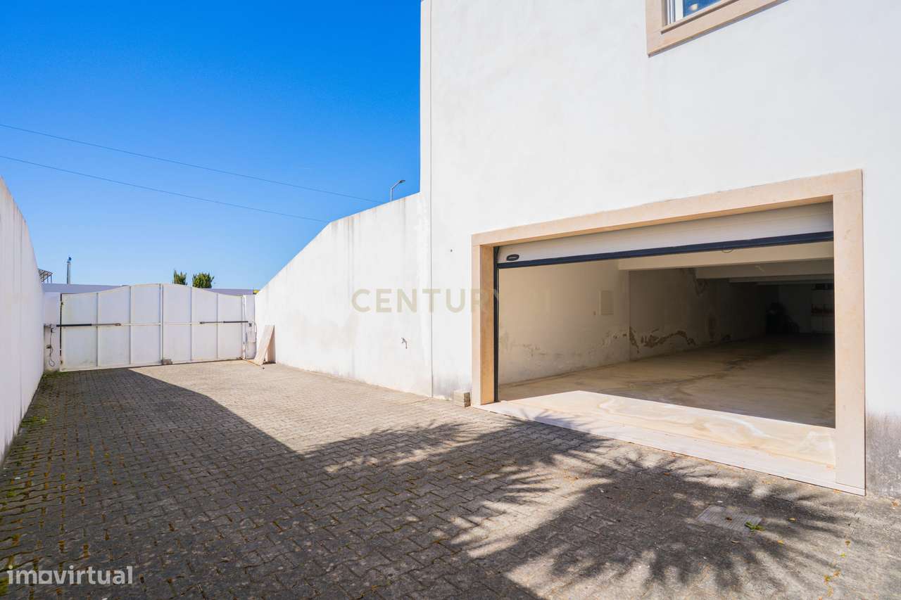 Moradia T6, localizada numa das zonas mais valorizadas do Oeste-25