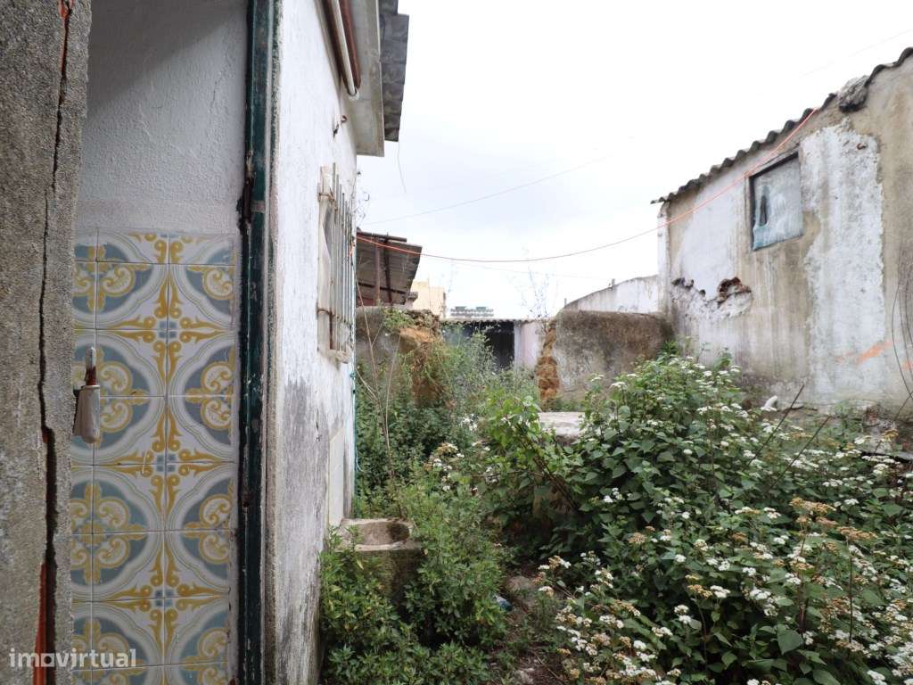 Duas moradias geminadas à venda na rua Miguel Bombarda, Barreiro-24