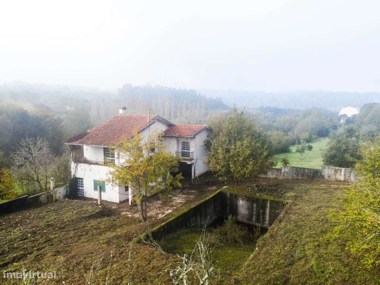 Moradia de dois pisos de tipologia T4 com terreno-47