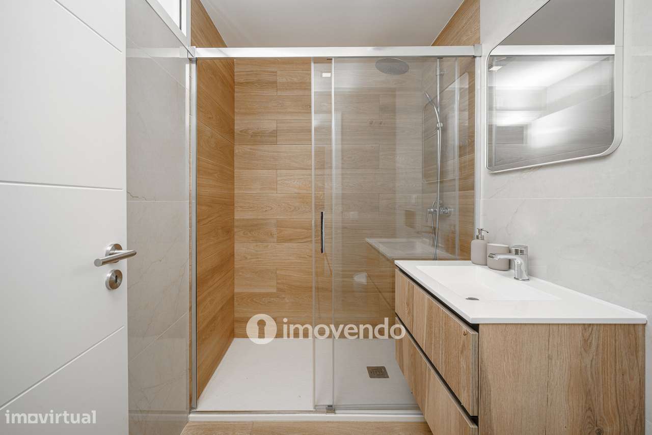 Moradia T3+1 moderna, com piscina e garagem, na Caparica-30