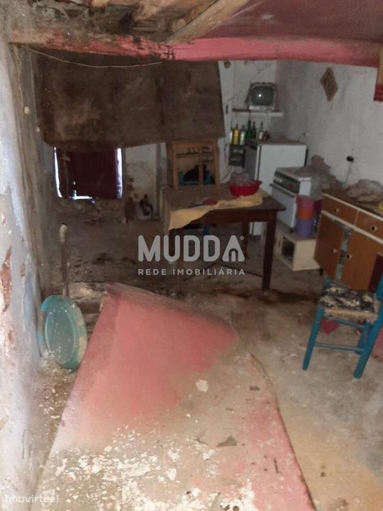 Moradia T2 para Remodelação com Vista Panorâmica – Sarzedas, Castelo B-7