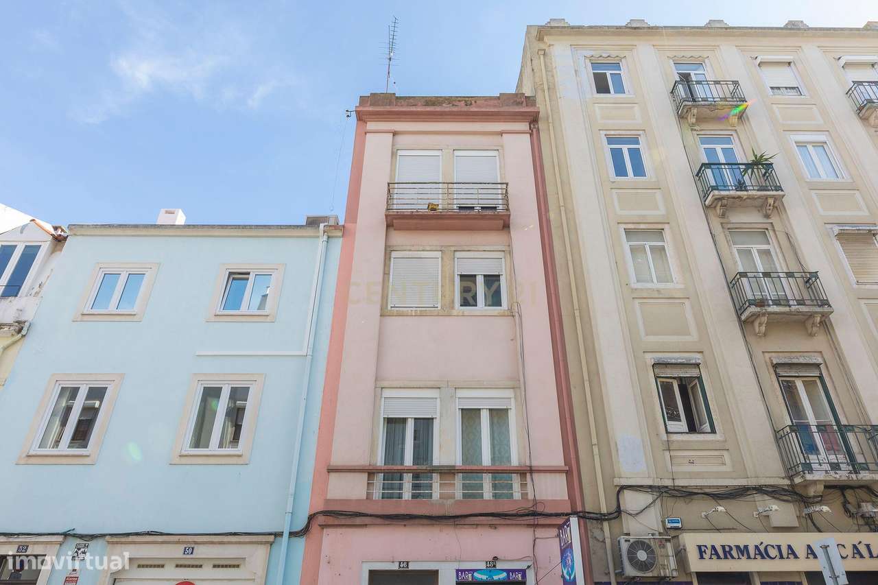 Prédio em propriedade Total | 3 Apartamentos T2+1 e Loja | Lisboa | A-0