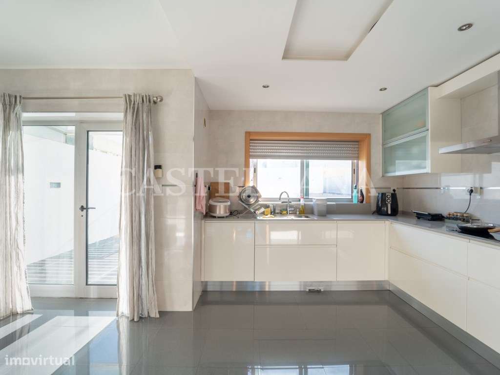 Moradia T4+1 com jardim, terraços e garagem privada, próxima a Mari...-5