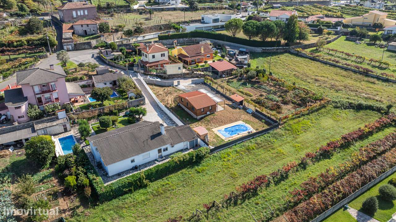 Moradia individual T2 térrea com piscina-31