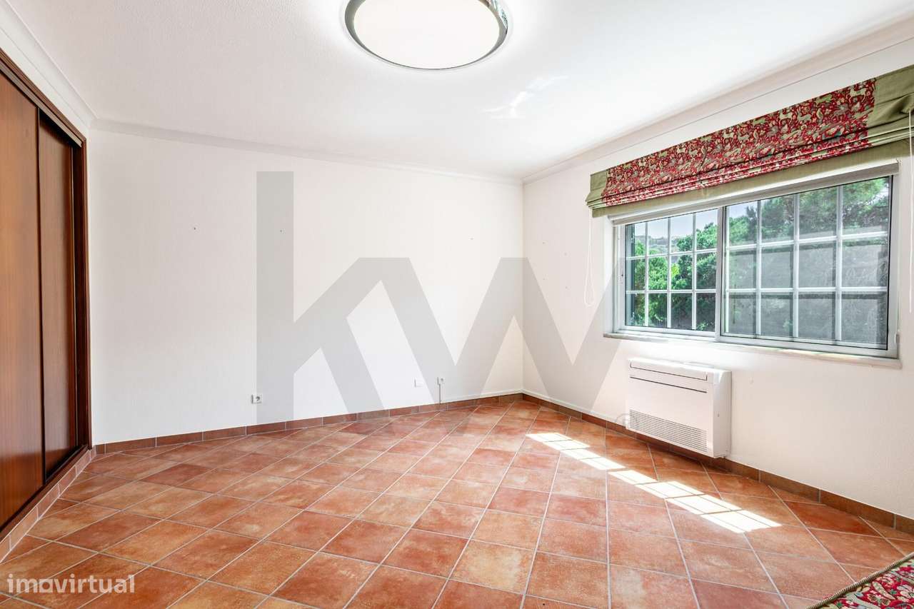 Moradia Unifamiliar com piscina e jardim no Banzão Colares-22
