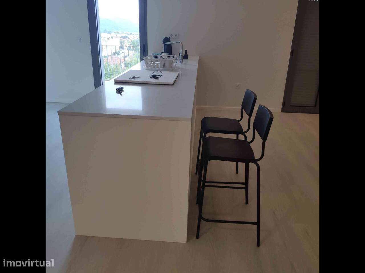 Apartamento T2 moderno com varanda e garagem - Grande imagem: 2/12