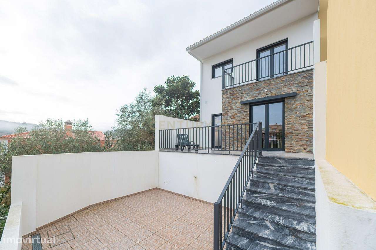 Moradia T3 localizada na aldeia de Cheleiros - Mafra-41