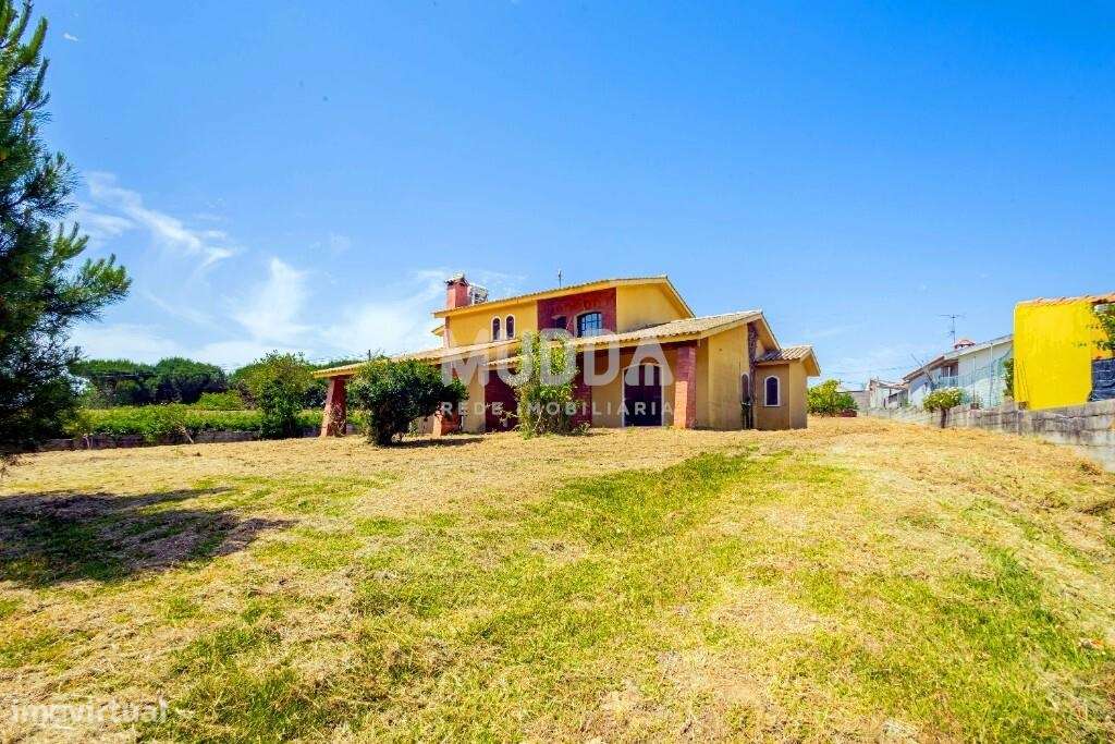 Oportunidade em Azurva – Moradia Isolada com Grande Terreno!-0