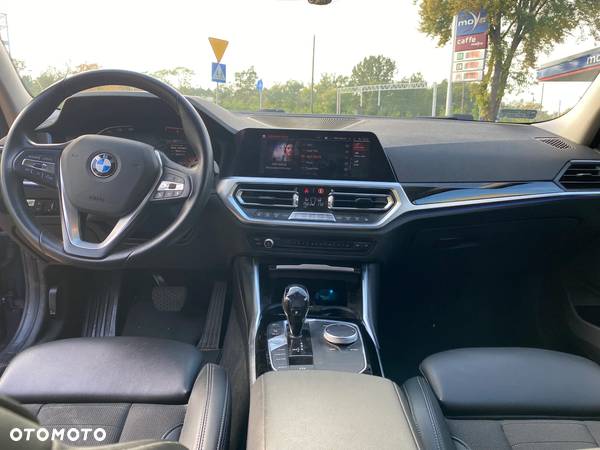 BMW Seria 3 330i Luxury Line sport - 13