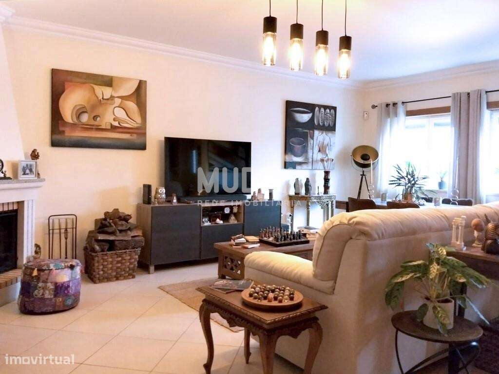 Moradia T3 Contemporânea com Suite, Painéis Solares, Garagem e Terraço-25