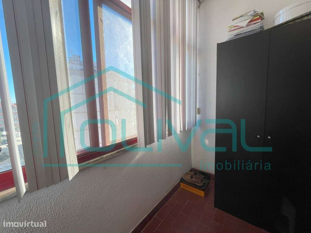 RESERVADO Apartamento T4 transformado em T3-32