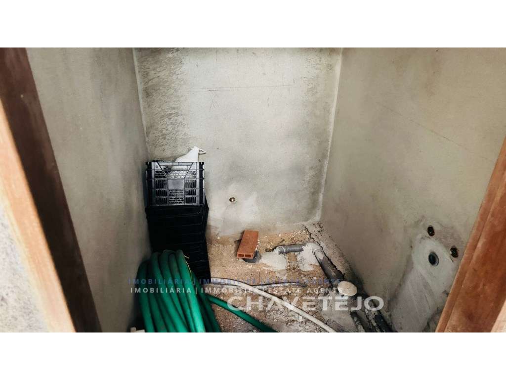 Quintinha T4 com Amplas zona para Oficinas, Terreno Plano e Enorme ...-44