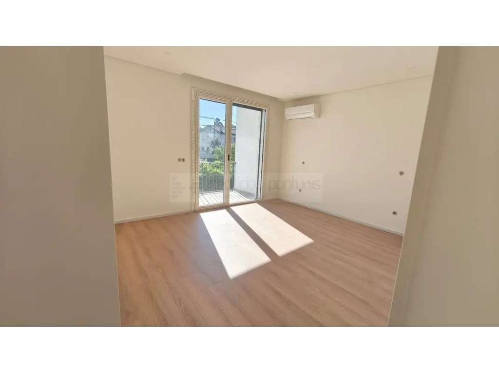 Moradia Geminada T4, com 2 suites-12