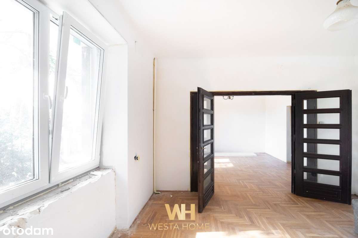 Dom wolnostojący w otoczeniu drzew. Zakroczym.-8