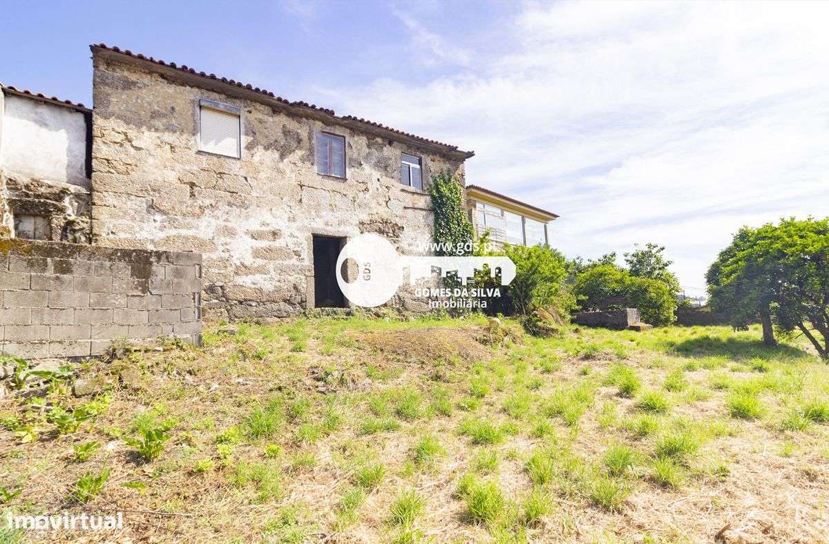 Moradia para restauro c/ 1400m2 de terreno em Arentim - Grande imagem: 2/20