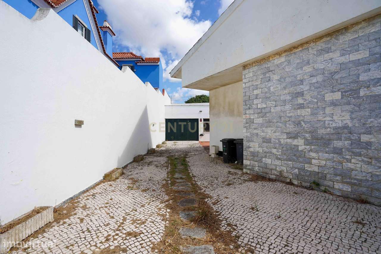 Moradia para remodelação total em Parede com Vista Panorâmica para o M-25