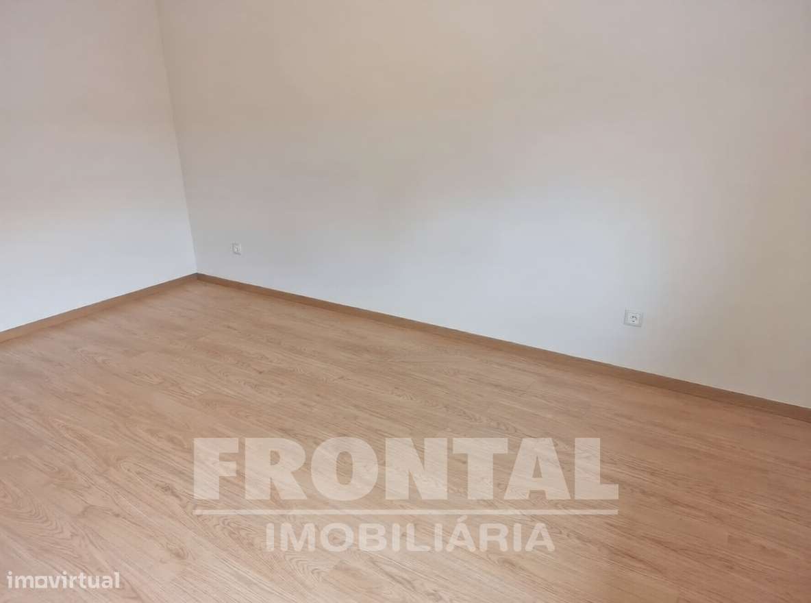Apartamento T2 à Circunvalação | Junto à estação de recolha da STCP - Grande imagem: 5/13