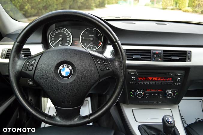 BMW Seria 3 320d xDrive - 16