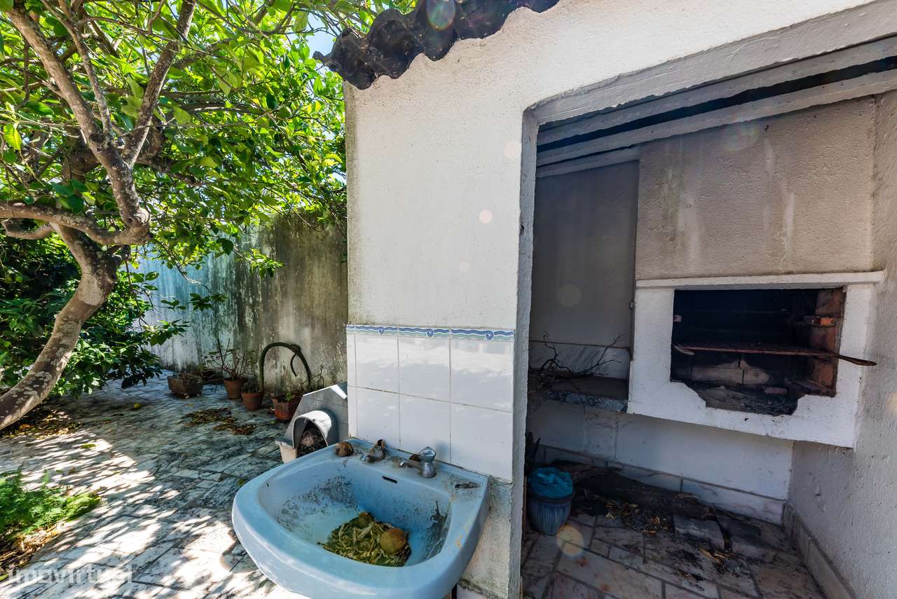 Moradia Isolada de 2 Pisos em Fernão Ferro – Excelente Área Exterior-9
