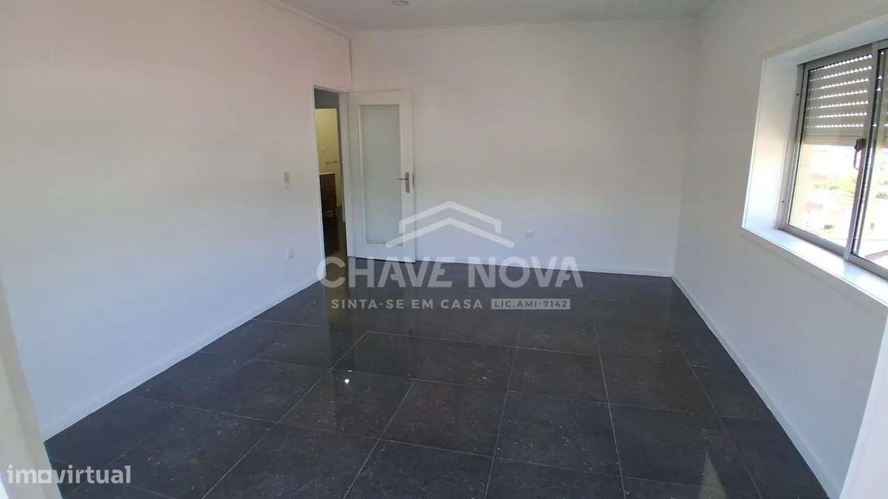 Apartamento T3 com 3 frentes, varandas, garagem e elevador - Fânzeres-3