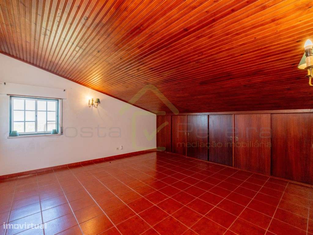 Moradia T2+2 com piscina e Vista Mar em Localização única-21