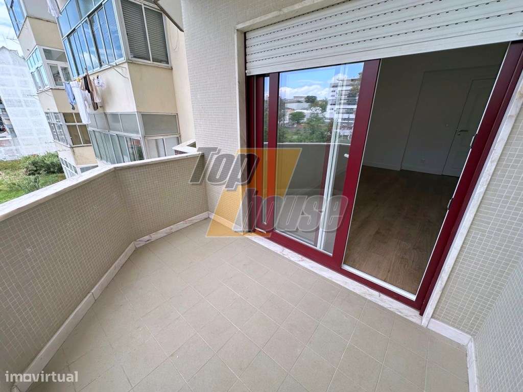 Apartamento T3 Estrada da Luz com parqueamento e arrecadação-17