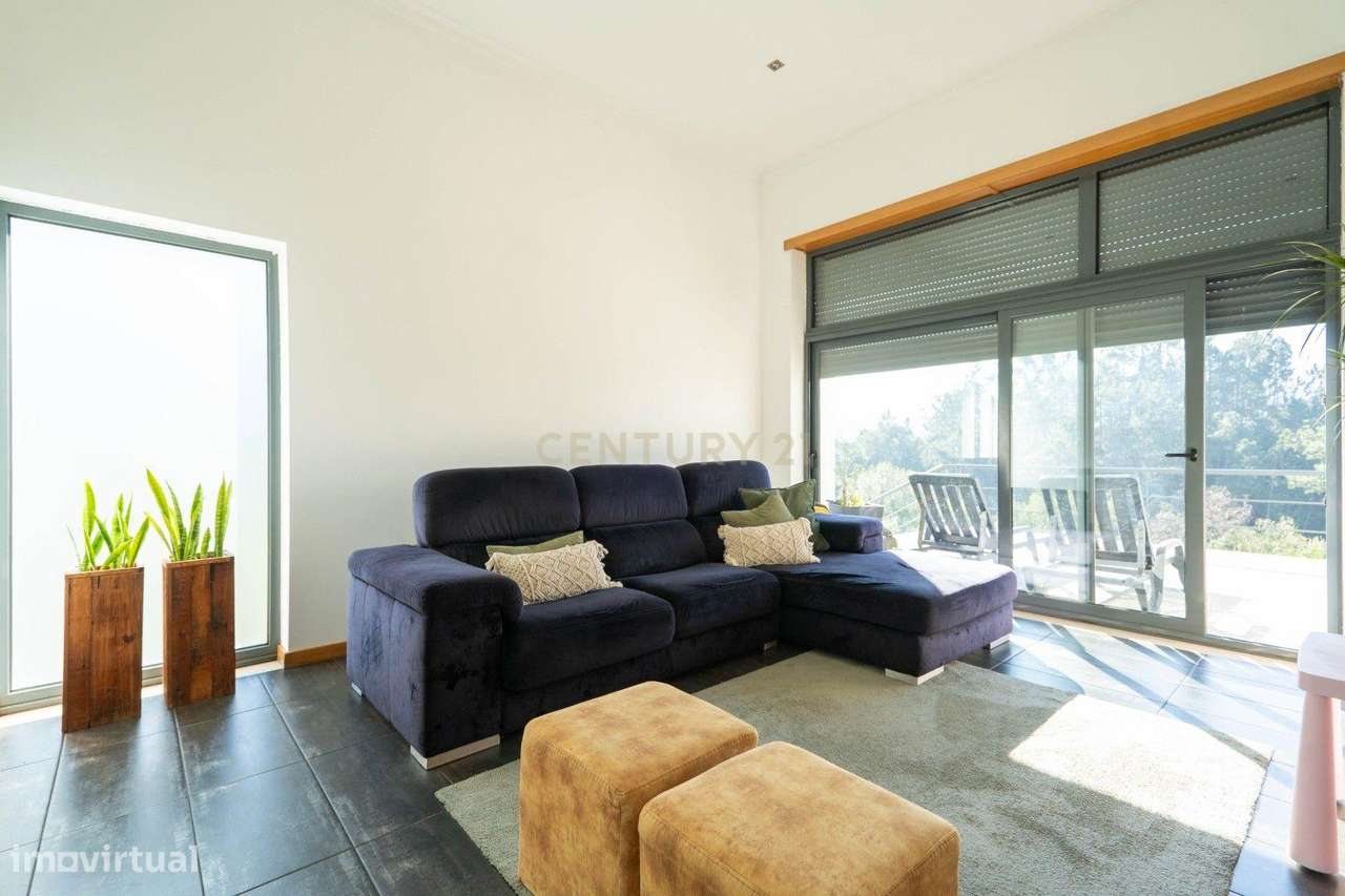 Moradia térrea T3+1 com linhas modernas,varandas,churrasco,jardim,gara-15