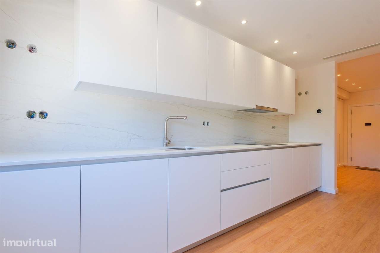 Apartamento T1 com garagem, totalmente remodelado, em condomínio com p-9