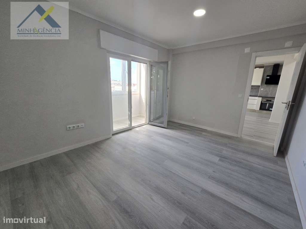 Apartamento T2 remodelado com arrecadação em Setúbal-11