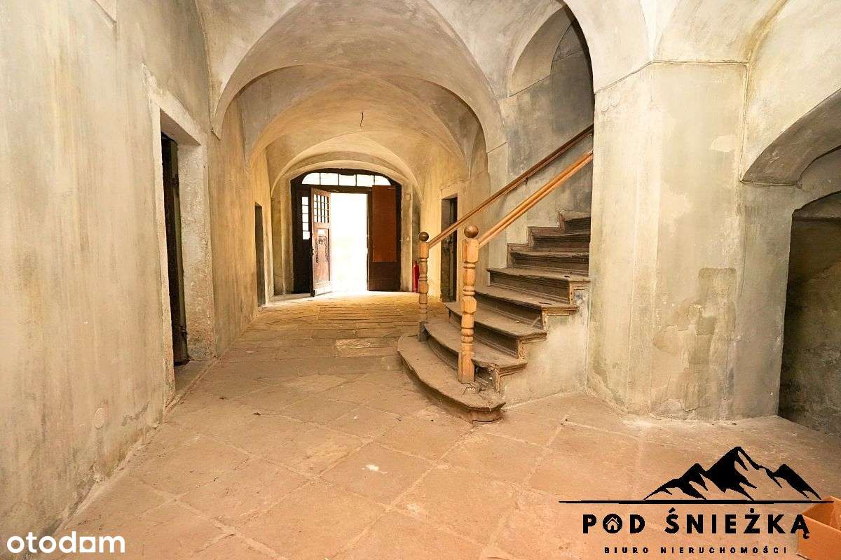 Zabytkowy obiekt handlowo-gastronomiczny- Centrum-15