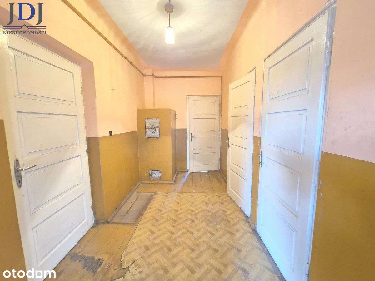 Dom wśród natury z dużą działką i budynkami.-9