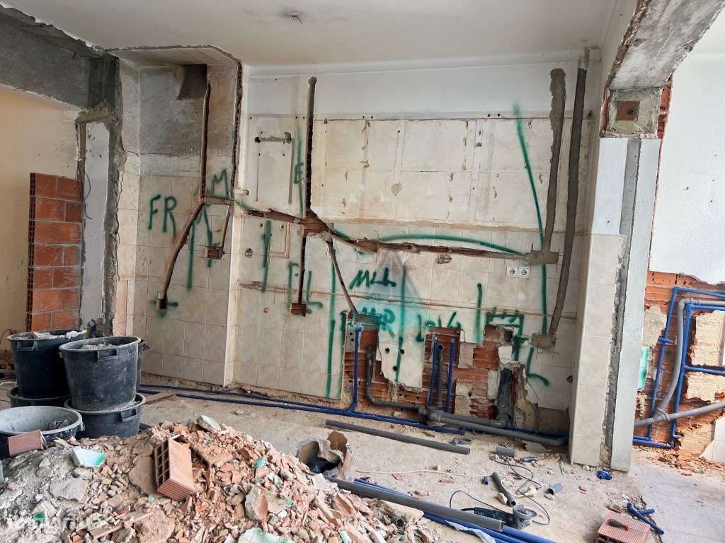 Apartamento T3 em remodelação Cova da Piedade situado num 2º andar ...-4