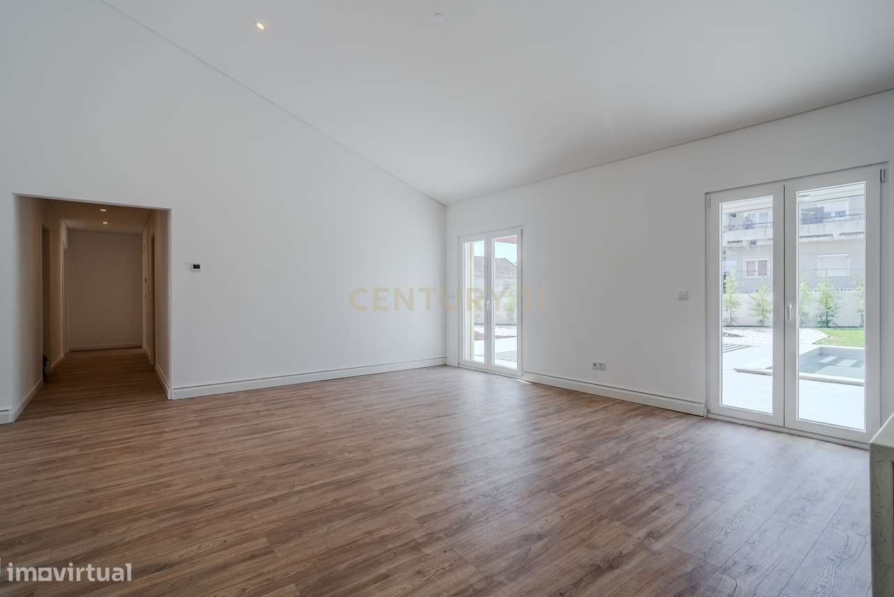 Moradia Térrea T4 totalmente renovada, com piscina, espaço exterior e - Grande imagem: 5/38