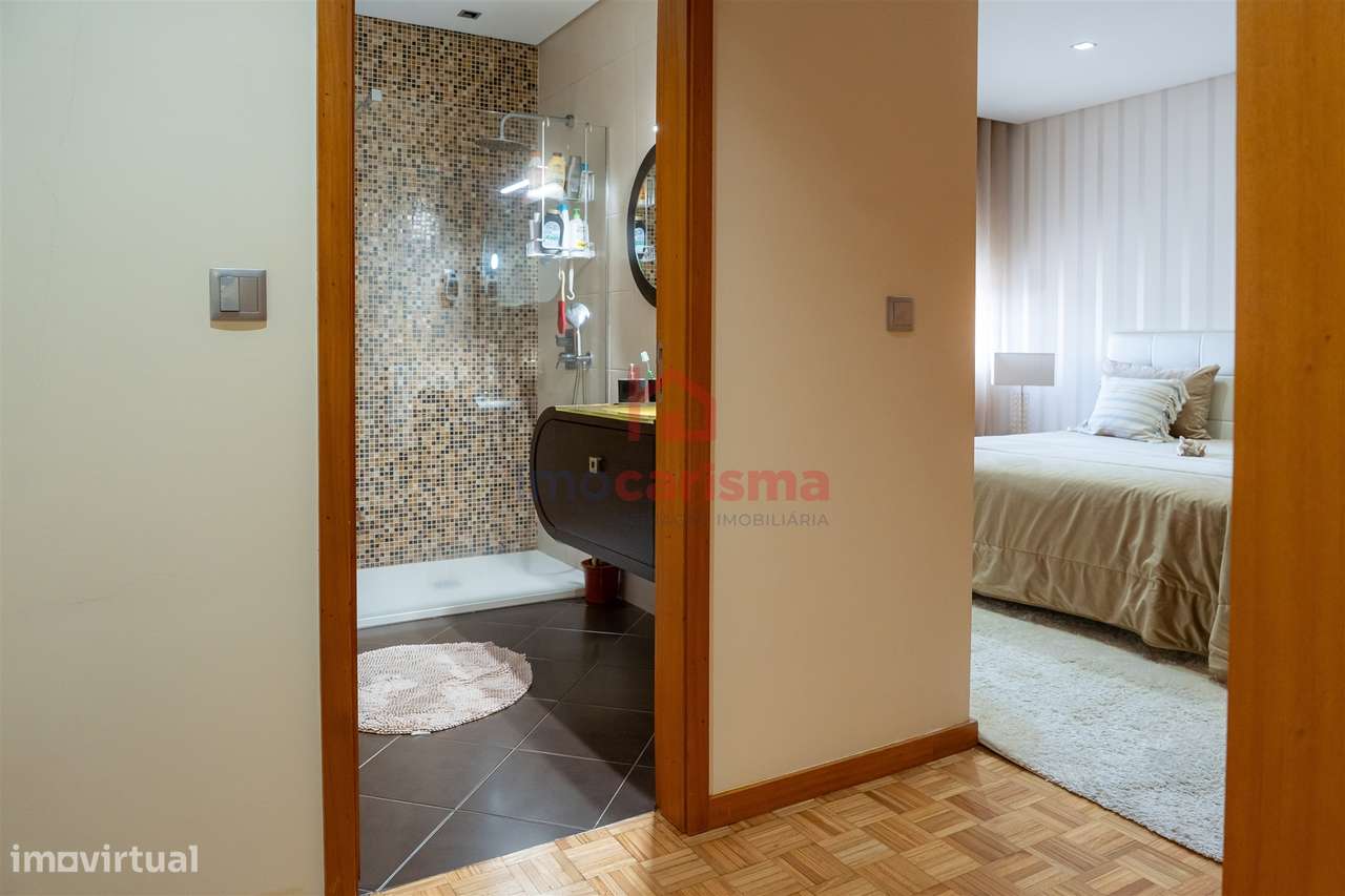 Apartamento T4 transformado em T3 no centro de Vila das Aves, Santo Ti-25