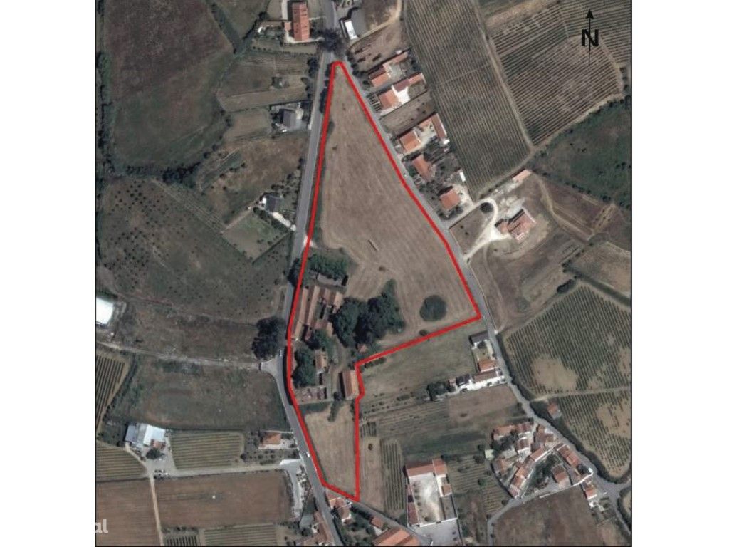 Terreno Urbano de 3,5 ha, com Armazém