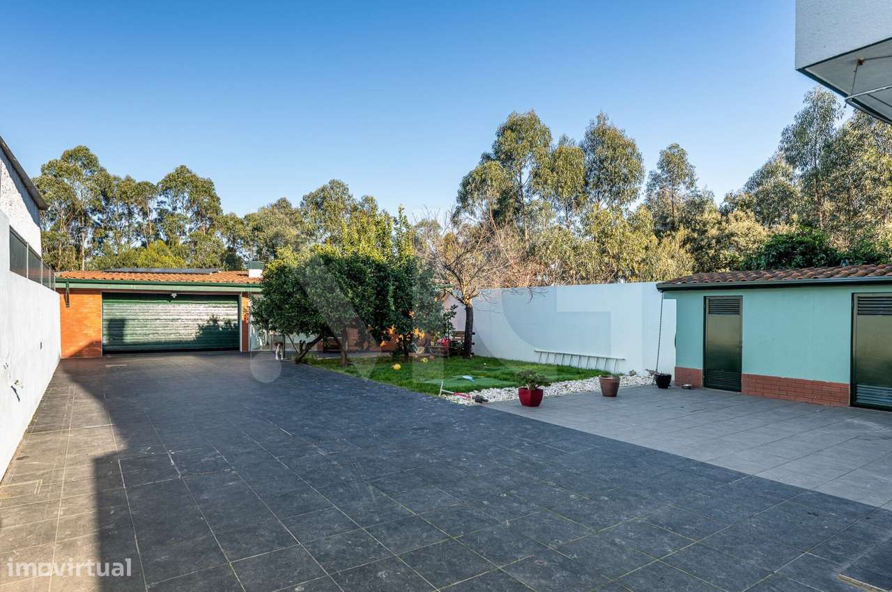Moradia T4 com pátio, jardim e garagem em Covelas - Trofa-41
