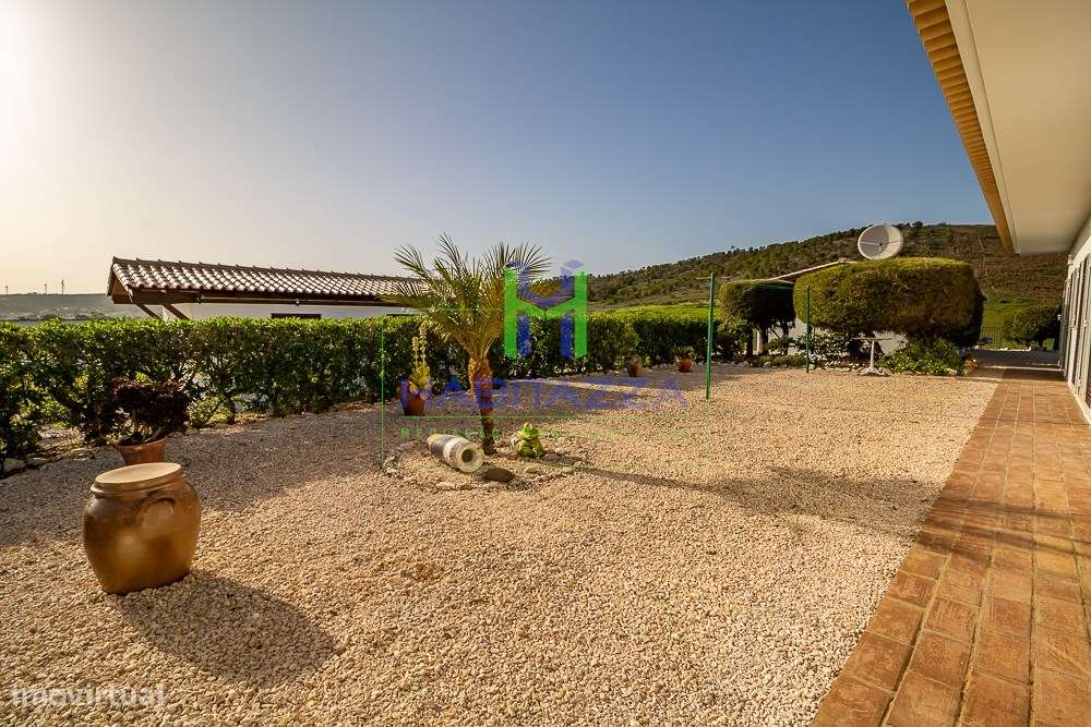 Fantástica Moradia Térrea T3+1, com piscina, grande jardim, e garagem,-18