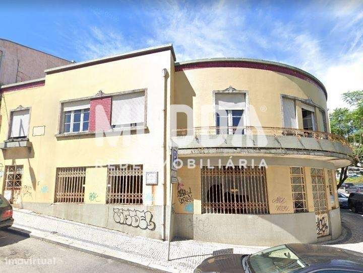 Vendem-se 2 prédios para recuperar, localizados numa das melhores aven - Grande imagem: 2/13