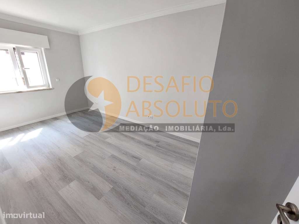Apartamento T2 totalmente Remodelado c/ Arrecadação. Corroios-16