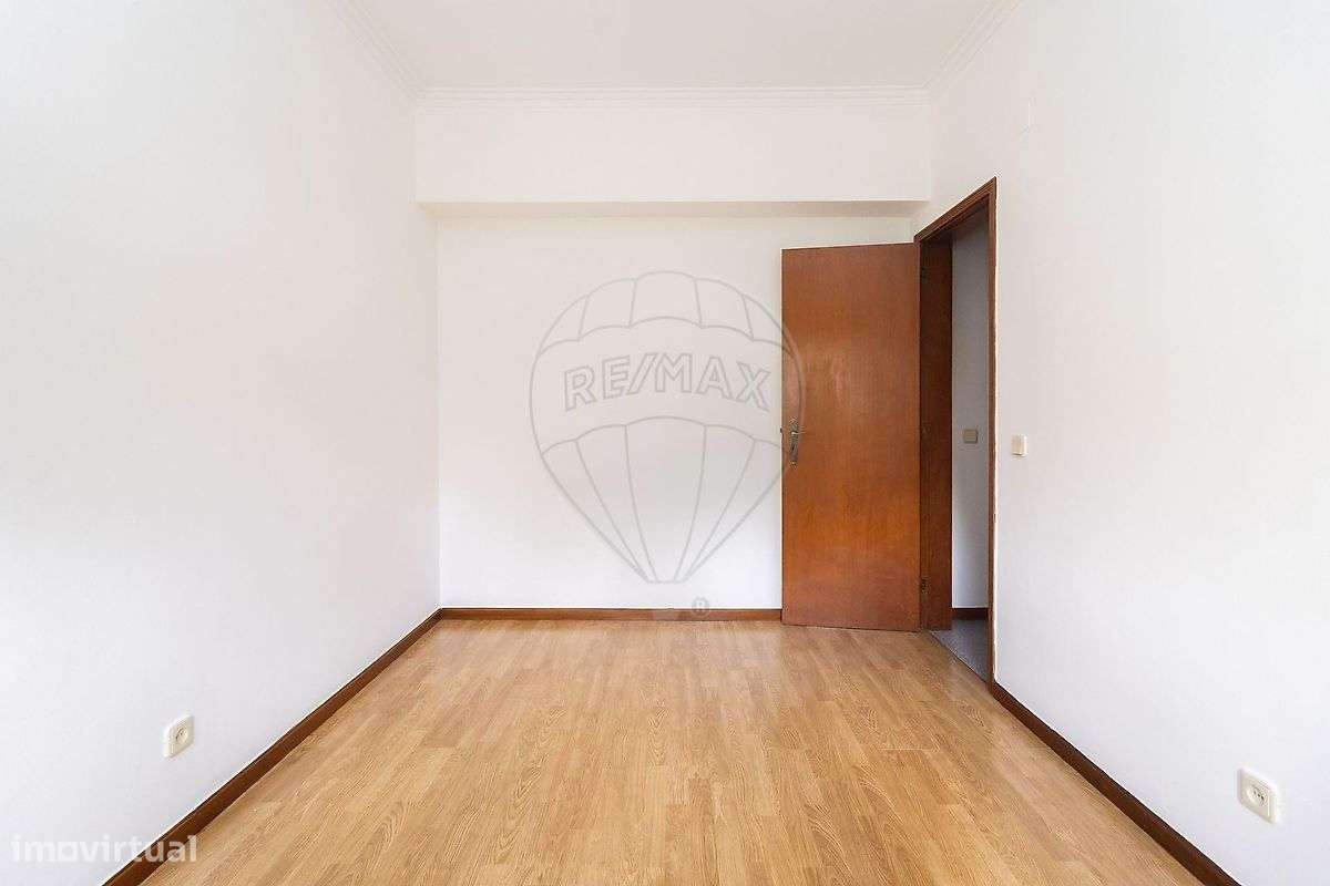 Apartamento T2 com Arrecadação em Paio Pires-19