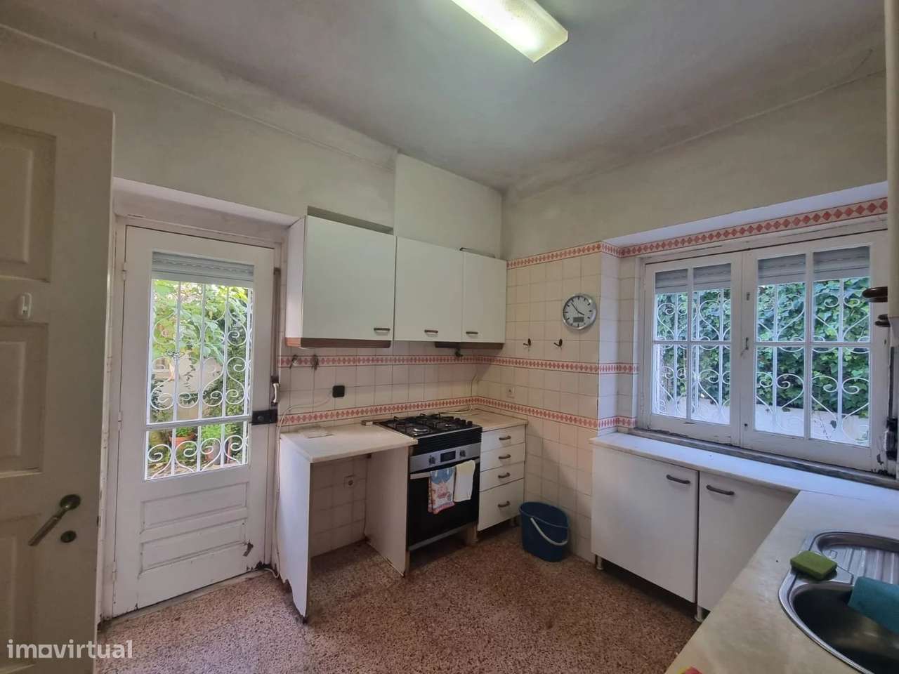 Prédio com 3 apartamentos T2, com Terraço e Jardim na Costa da Caparic-13