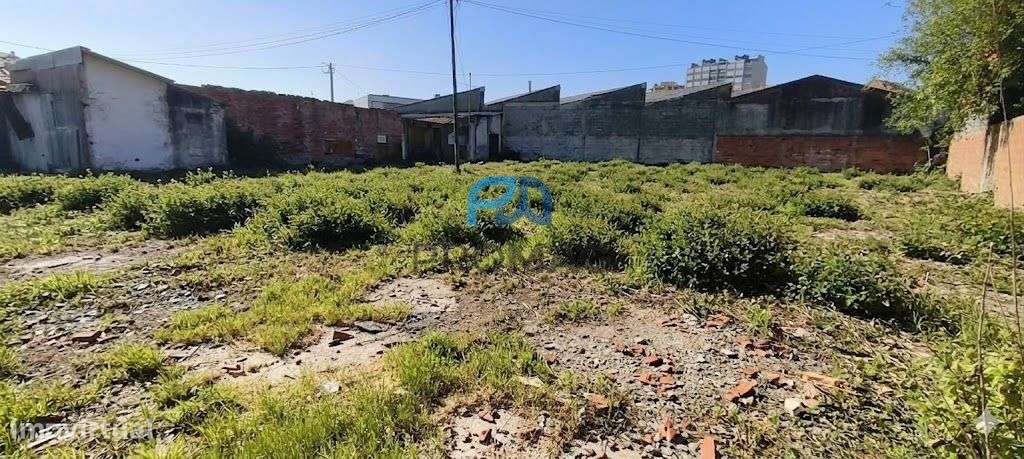 Oportunidade Única em Ovar: Terreno Urbano 1.282 m² com Armazém Ruína - Grande imagem: 5/15