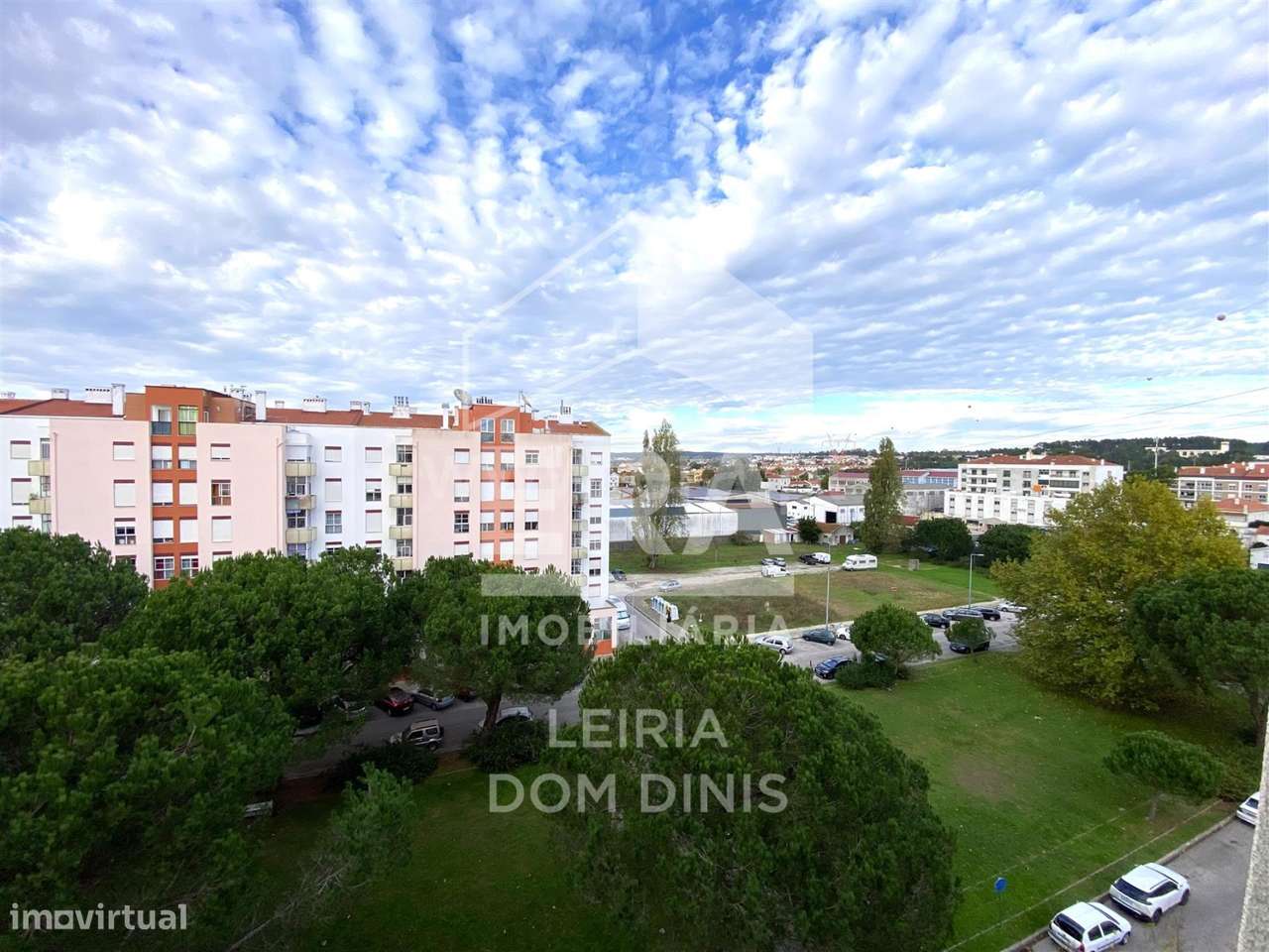 Apartamento T2 com varanda, terraço e garagem em Leiria-13