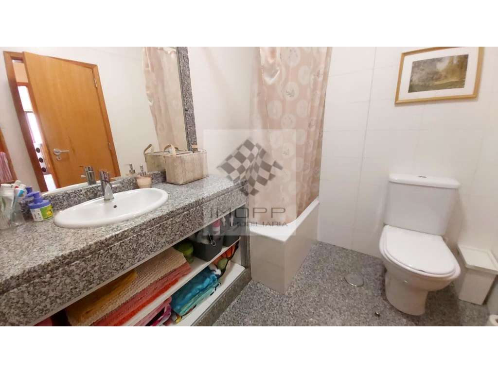 Fabuloso T4 na Radial em Odivelas com estacionamento!-16